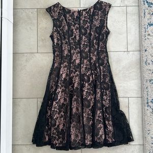 Women’s cocktail/wedding guest dress, very classic style!
